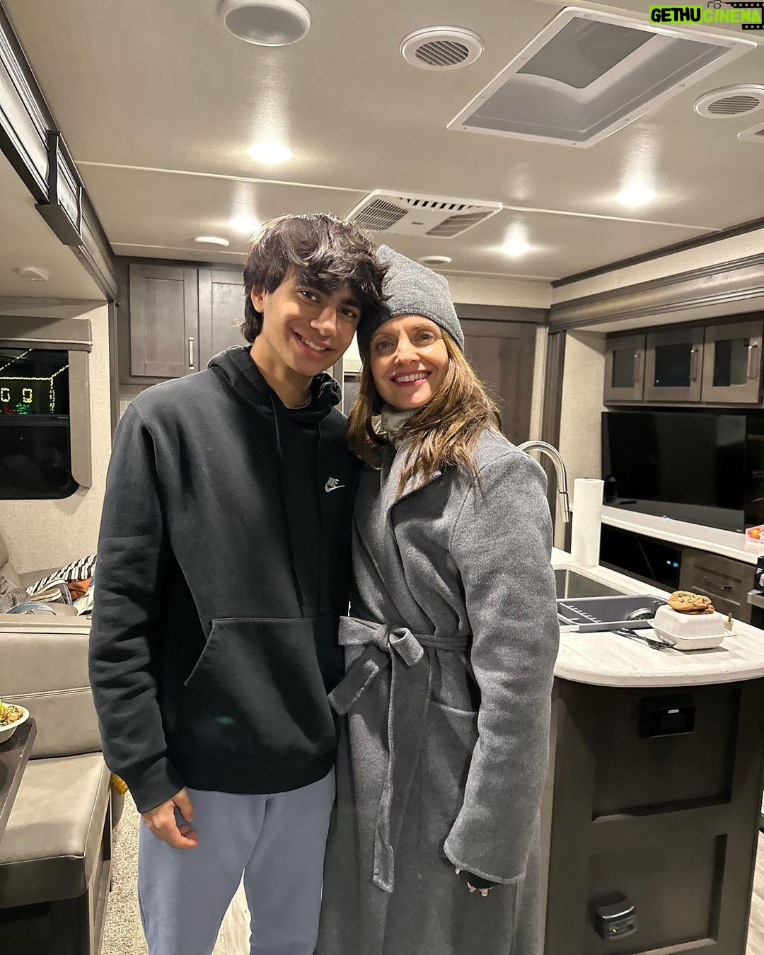 Mena Suvari Instagram - And that’s a wrap❣️🎬✨ Oh man, I miss this cast/crew❣️ Too much fun playing Ms. Vivian and can’t wait for you all to see this badass piece of art we made✨🧟♂️ #AllYouNeedIsBlood #ZomDrom #SetLife #WorkingMomLife ✨