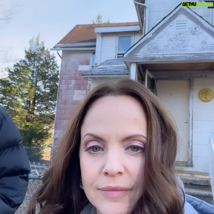 Mena Suvari Instagram - All in a day’s work with this epic crew👌🏼Meet Ms. Vivian Vance 💅🏼💄👸🏻 Never had more fun; thank you for this opportunity❣️✨ #AllYouNeedIsBlood #SetLife #WorkingMomLife