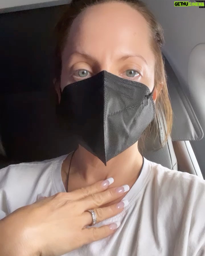 Mena Suvari Instagram - And now to the next coast✈️✨ #AllYouNeedIsBlood #SetLife #WorkingMomLife ✨💪🏼 #FullOfGratitude 🙏🏼✨