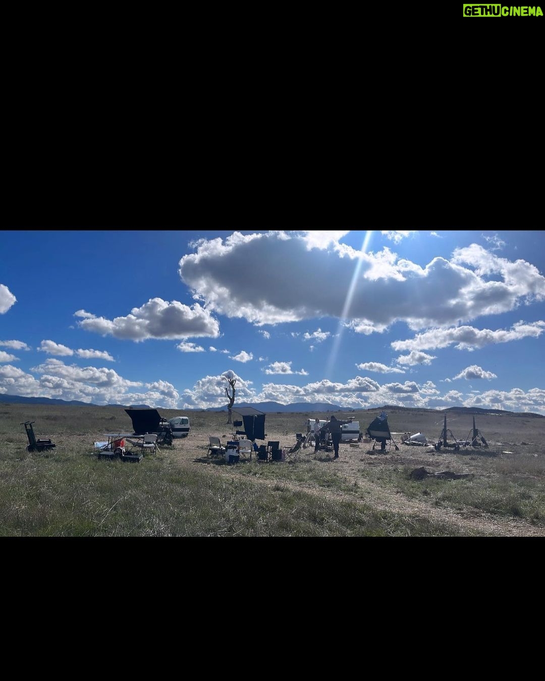 Mena Suvari Instagram - From Sunrise to Sunset✨🎥 🖤 #KalahariMovie #SetLife #WorkingMomLife