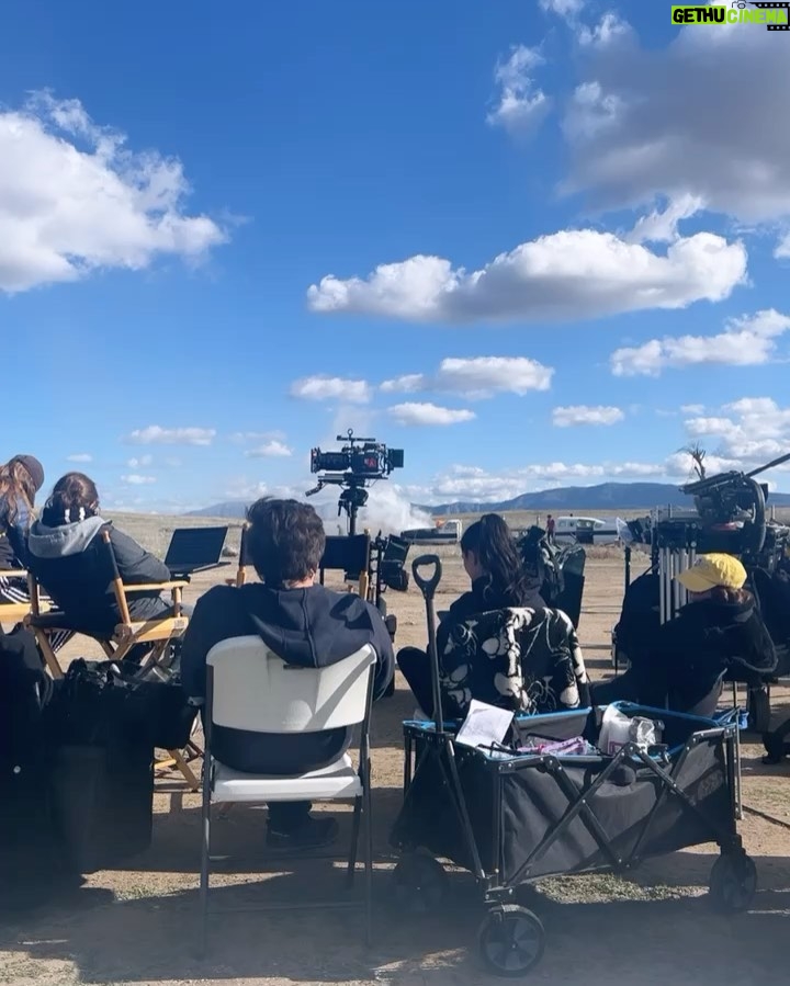 Mena Suvari Instagram - From Sunrise to Sunset✨🎥 🖤 #KalahariMovie #SetLife #WorkingMomLife