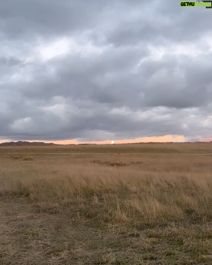 Mena Suvari Instagram - From Sunrise to Sunset✨🎥 🖤 #KalahariMovie #SetLife #WorkingMomLife