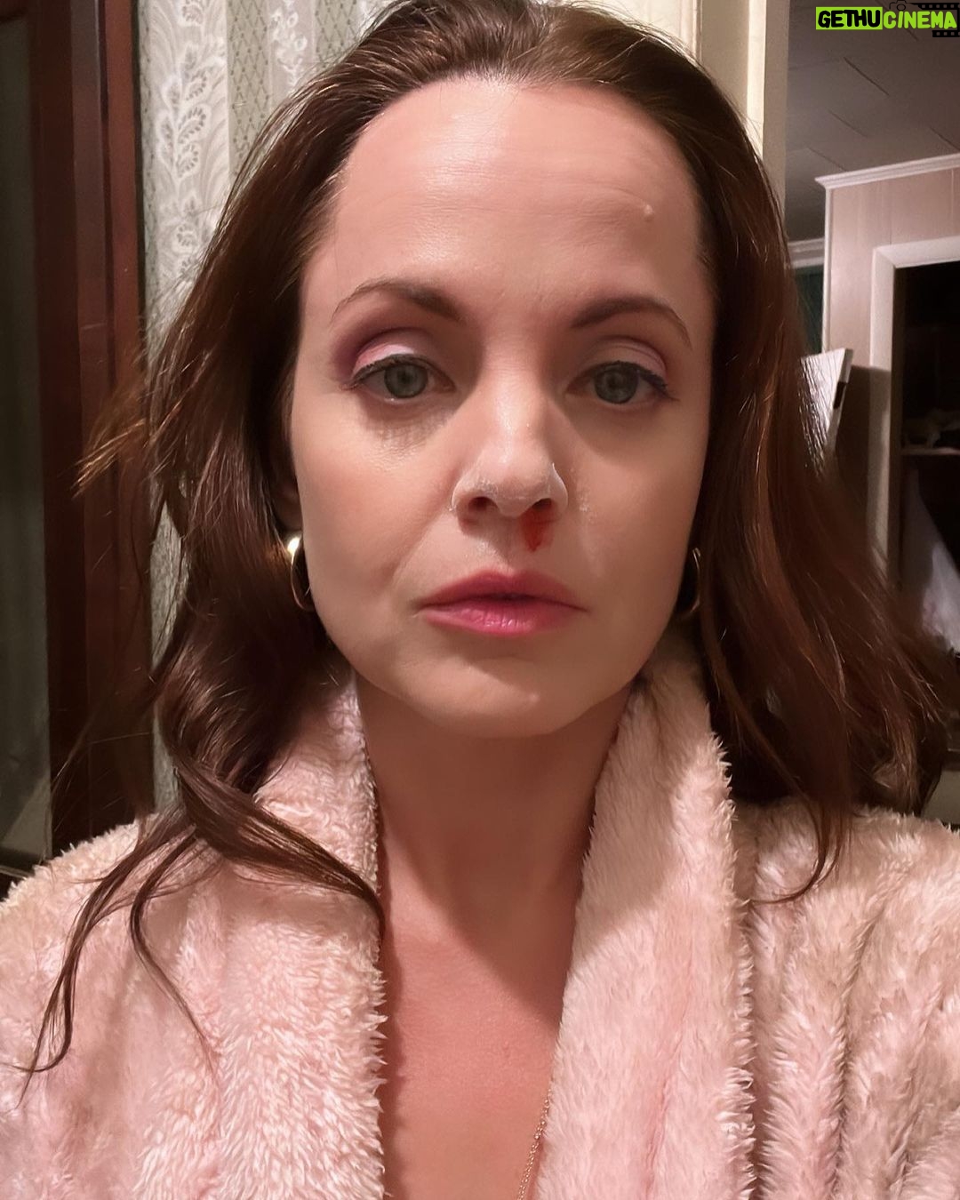 Mena Suvari Instagram - And that’s a wrap❣️🎬✨ Oh man, I miss this cast/crew❣️ Too much fun playing Ms. Vivian and can’t wait for you all to see this badass piece of art we made✨🧟♂️ #AllYouNeedIsBlood #ZomDrom #SetLife #WorkingMomLife ✨