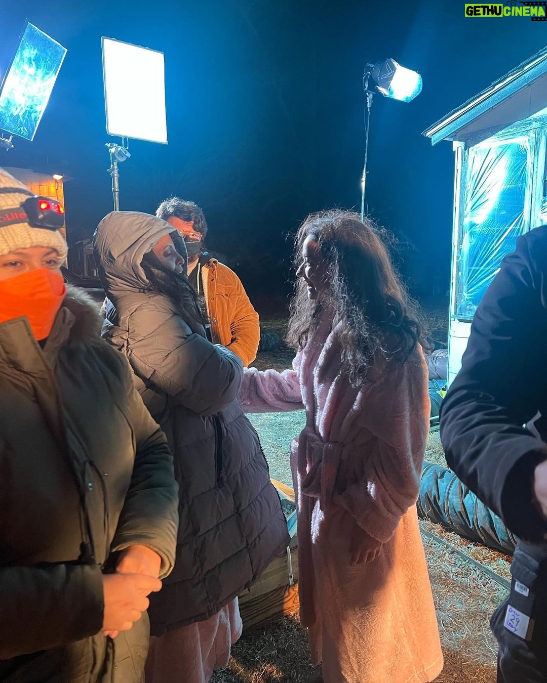 Mena Suvari Instagram - And that’s a wrap❣️🎬✨ Oh man, I miss this cast/crew❣️ Too much fun playing Ms. Vivian and can’t wait for you all to see this badass piece of art we made✨🧟♂️ #AllYouNeedIsBlood #ZomDrom #SetLife #WorkingMomLife ✨