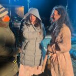 Mena Suvari Instagram - And that’s a wrap❣️🎬✨ Oh man, I miss this cast/crew❣️ Too much fun playing Ms. Vivian and can’t wait for you all to see this badass piece of art we made✨🧟‍♂️ #AllYouNeedIsBlood #ZomDrom #SetLife #WorkingMomLife ✨