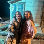 Mena Suvari Instagram - And that’s a wrap❣️🎬✨ Oh man, I miss this cast/crew❣️ Too much fun playing Ms. Vivian and can’t wait for you all to see this badass piece of art we made✨🧟‍♂️ #AllYouNeedIsBlood #ZomDrom #SetLife #WorkingMomLife ✨