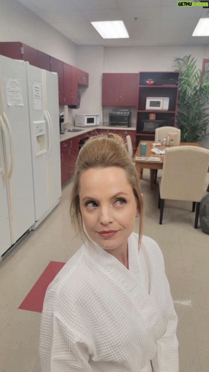 Mena Suvari Instagram - Little sneak into working with the Boss @josephkahn and one of the most incredible, hardworking, spirited crews in the biz🙏🏼✨ Appreciate you gems each and every day❤️ #MoreToCome #WorkingMamaLife #SetLife #LivingInTheGratitude