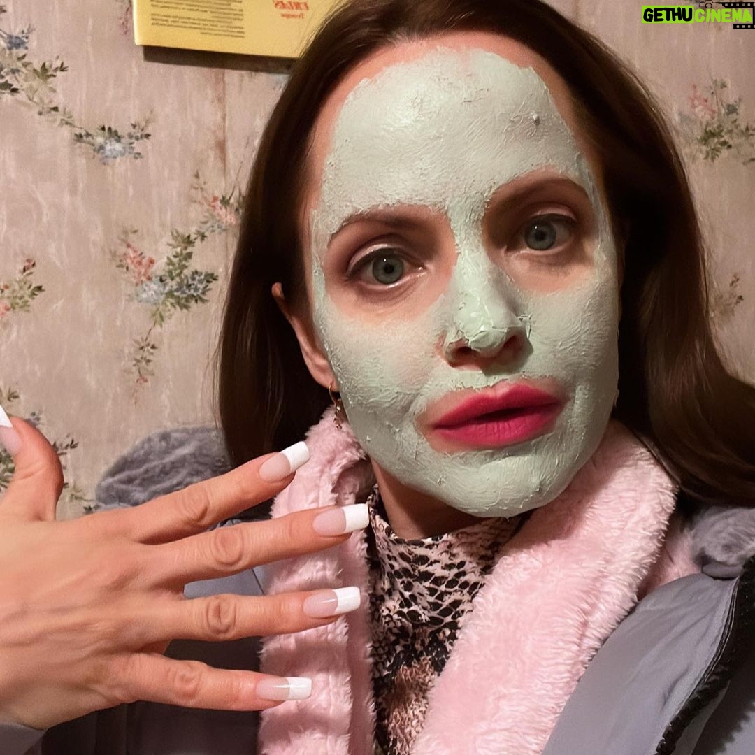 Mena Suvari Instagram - All in a day’s work with this epic crew👌🏼Meet Ms. Vivian Vance 💅🏼💄👸🏻 Never had more fun; thank you for this opportunity❣️✨ #AllYouNeedIsBlood #SetLife #WorkingMomLife