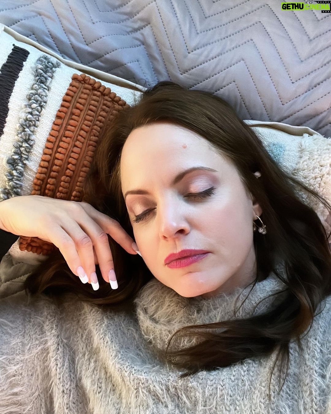 Mena Suvari Instagram - And now to the next coast✈️✨ #AllYouNeedIsBlood #SetLife #WorkingMomLife ✨💪🏼 #FullOfGratitude 🙏🏼✨