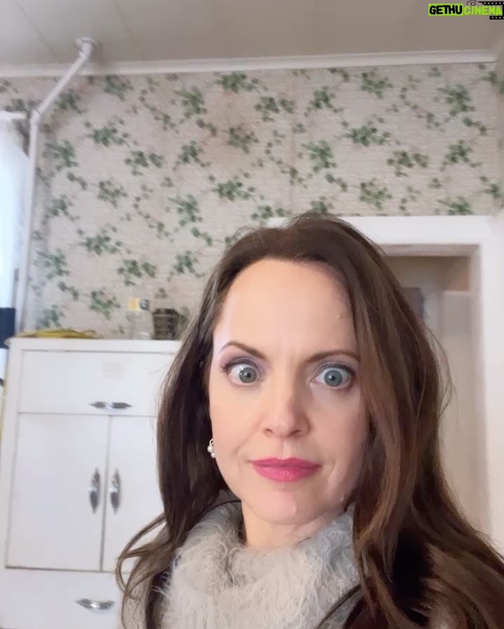 Mena Suvari Instagram - And now to the next coast✈️✨ #AllYouNeedIsBlood #SetLife #WorkingMomLife ✨💪🏼 #FullOfGratitude 🙏🏼✨