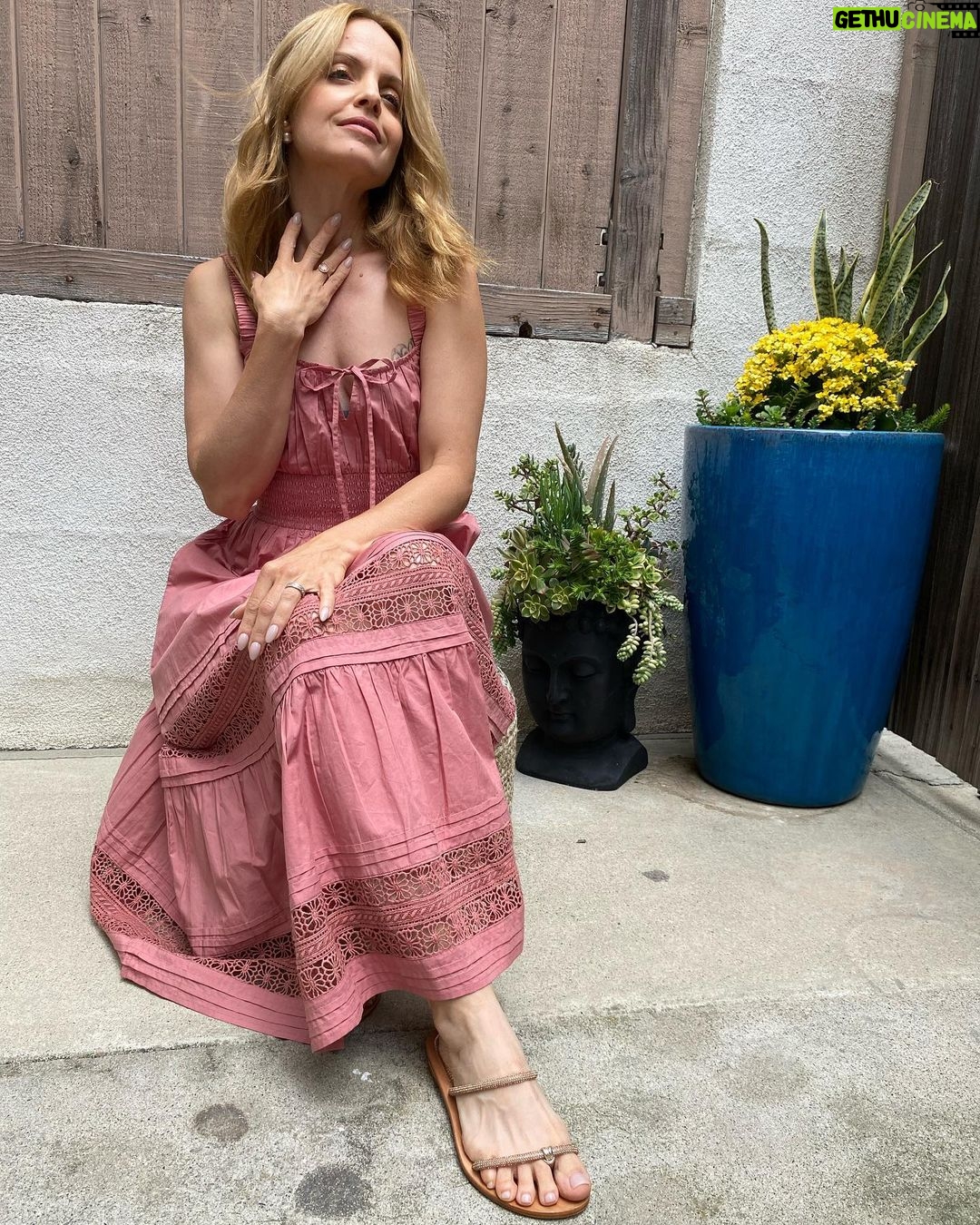 Mena Suvari Instagram - Big thanx and much love to everyone for the most magical day together shooting for @mtv I appreciate you! @nolasinger @robertti @frankiepaynehair @stephlrowe you’re 💎’s and 🤟🏼✨❤️ Thank you for taking the time and making me feel beautiful ✨ ……………………..…………………………………………………………. To name a few❤️thank you for the love & support🙏🏼✨: dress @cleobella shoes @cornettisandals earrings @maisonmiru #WorkingMamaLife #LivingInTheGratitude