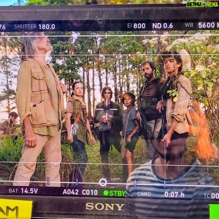 Mena Suvari Instagram - And that’s a wrap🎬✨ Honored and grateful. I already miss this bunch so so much. ✨🤟🏼🇸🇻 #FirefliesAtElMozote #SetLife #WorkingMamaLife ✨