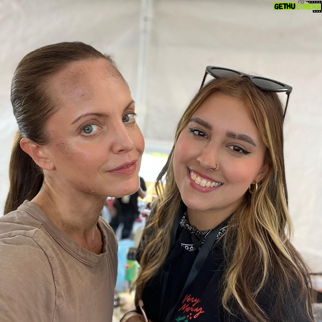 Mena Suvari Instagram - And that’s a wrap🎬✨ Honored and grateful. I already miss this bunch so so much. ✨🤟🏼🇸🇻 #FirefliesAtElMozote #SetLife #WorkingMamaLife ✨