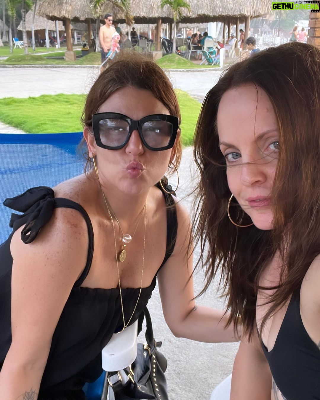 Mena Suvari Instagram - Day 4✨Rest & Relaxation ✨#ElSalvador #WeekendVibes 🌴✨