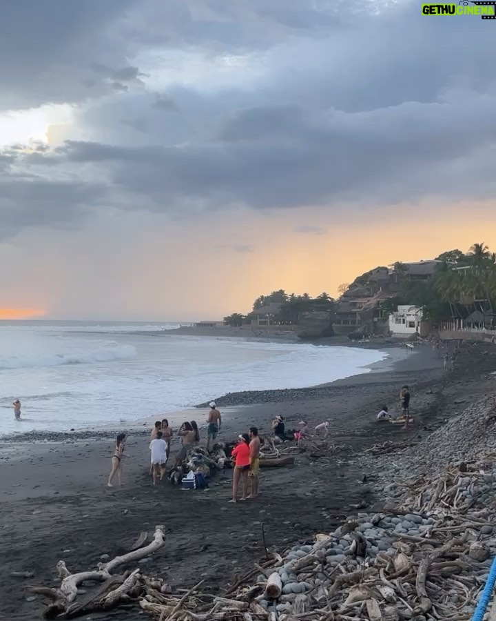 Mena Suvari Instagram - Day 4✨Rest & Relaxation ✨#ElSalvador #WeekendVibes 🌴✨