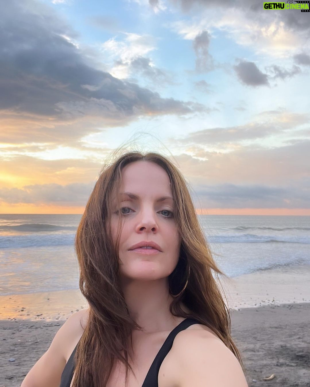 Mena Suvari Instagram - Day 4✨Rest & Relaxation ✨#ElSalvador #WeekendVibes 🌴✨