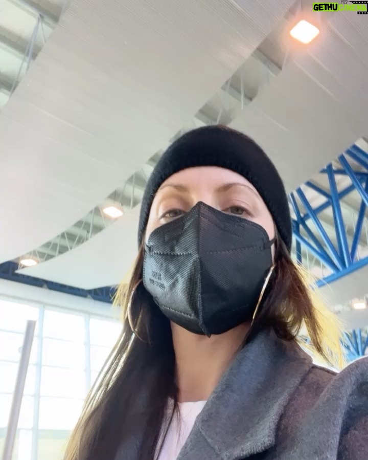 Mena Suvari Instagram - Here we go again! ✨💪🏼✈️ One red eye later… El Salvador here we come! ✨❤️ #SetLife #WorkingMomLife