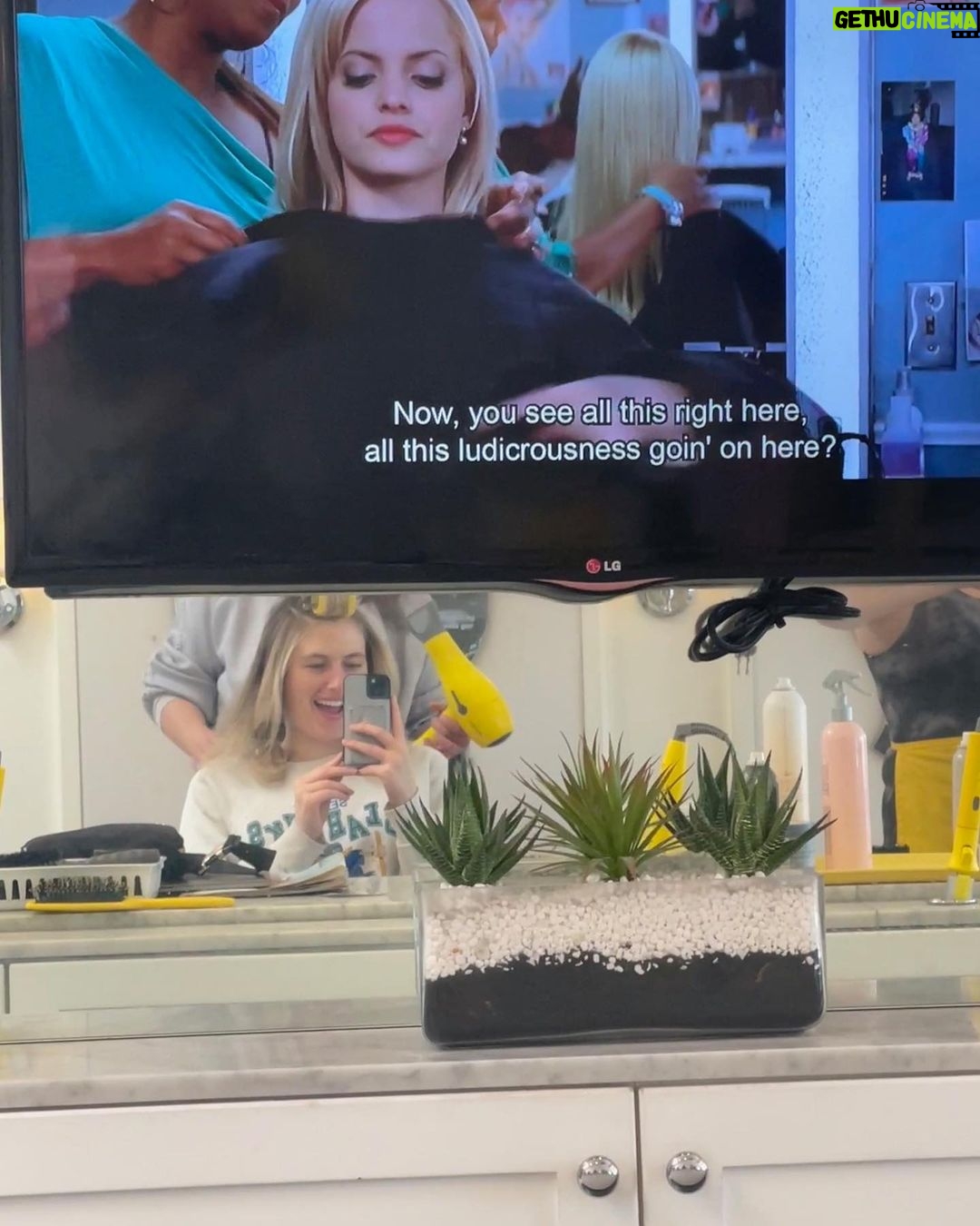 Mena Suvari Instagram - Just two sisters getting their hair done😂 @camerakelly @thegreatestinheritance vs. #BeautyShopMovie #Throwback #FilmFam