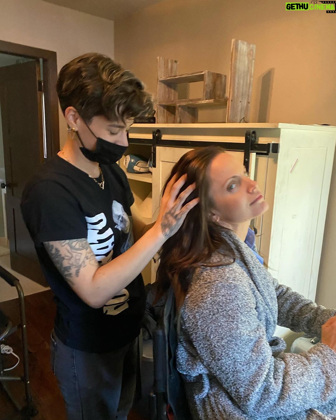 Mena Suvari Instagram - Always judging my greys. 🎀 @lydiamorales.mua #SetLife #HairMakeup