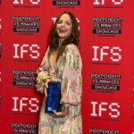Mena Suvari Instagram - A series in award acceptance. 🤪🫶🏻✨ Thank you #IFS for the acknowledgment of our small, but mighty, film #GraceAndGrit 🙏🏼What an honor to share in this special moment with you, @sebastiansiegel1 and everyone involved. Treya’s spirit lives forever strong in her life’s work and now in the telling of her story, a gift I will forever be grateful to have been a part of and experienced ❤️✨ @ifs.film.festival #IndependentFilmmakersShowcase #BestActress ❤️🙏🏼✨