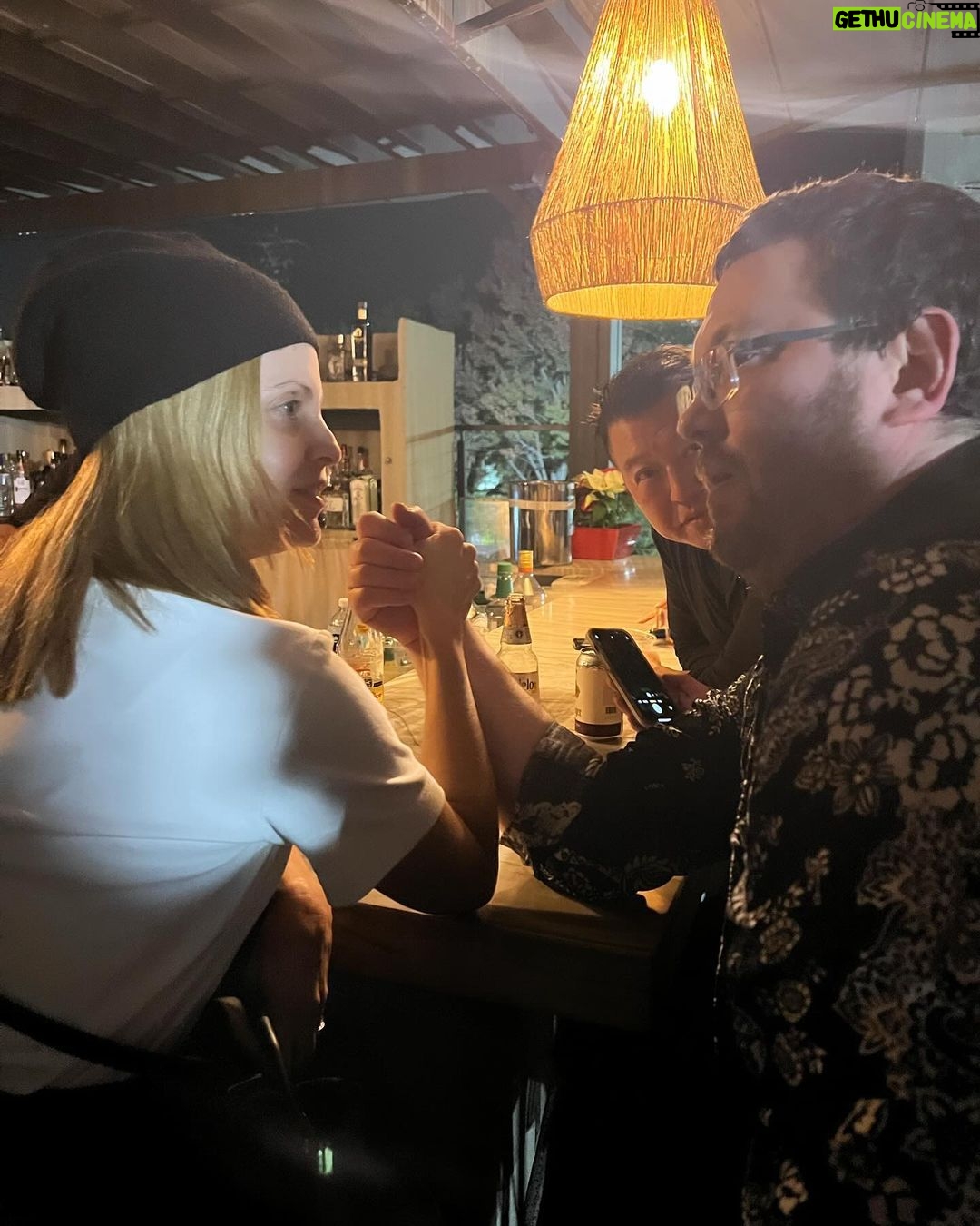 Mena Suvari Instagram - The take down of our director at the wrap party 😂💪🏼 @adamshermanfilm #FilmFam 💚