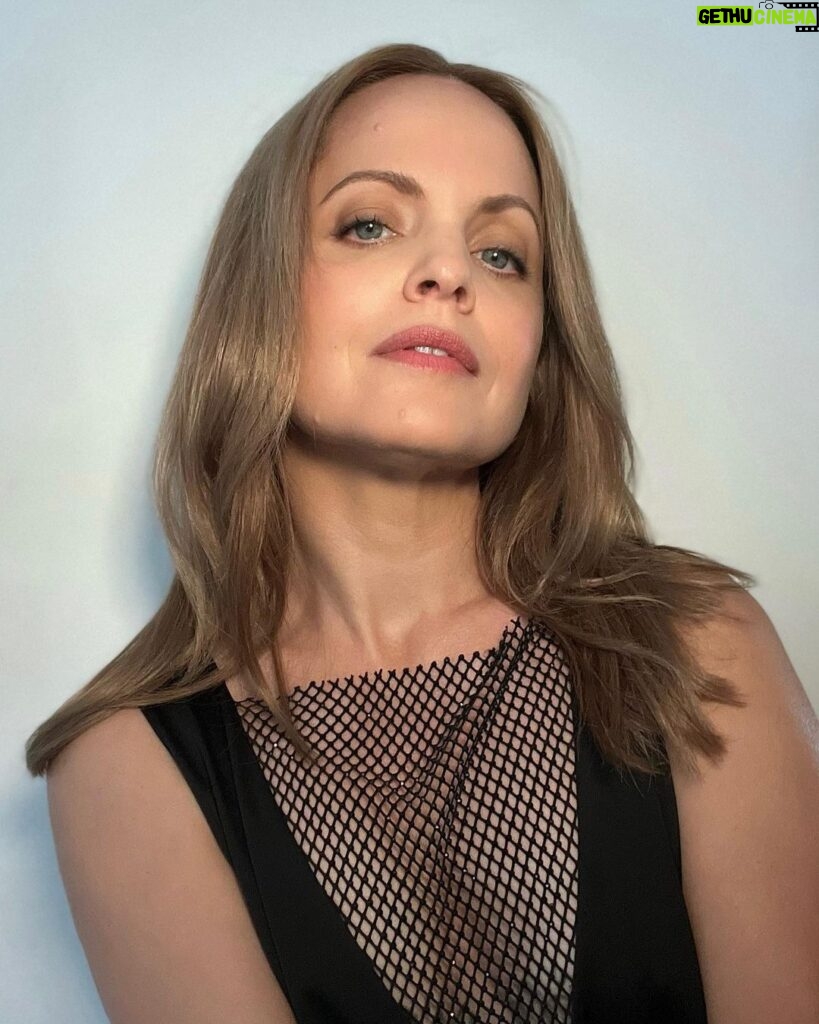 Mena Suvari Instagram - Thank you @nolasinger @robertti @frankiepaynehair for taking the time for this morning to promote #RZRSeries for @officialgalafilm #ComingSoon 👌🏼✨ I love and appreciate you🖤✨ #GlamFam #FilmFam