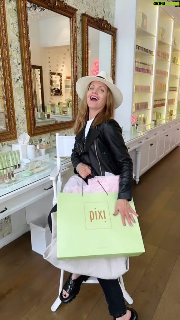 Mena Suvari Instagram - Thank you @pixibeauty for having @robertti and I in to play today💜 We just love and adore you and truly appreciate all the generosity and support 💜✨