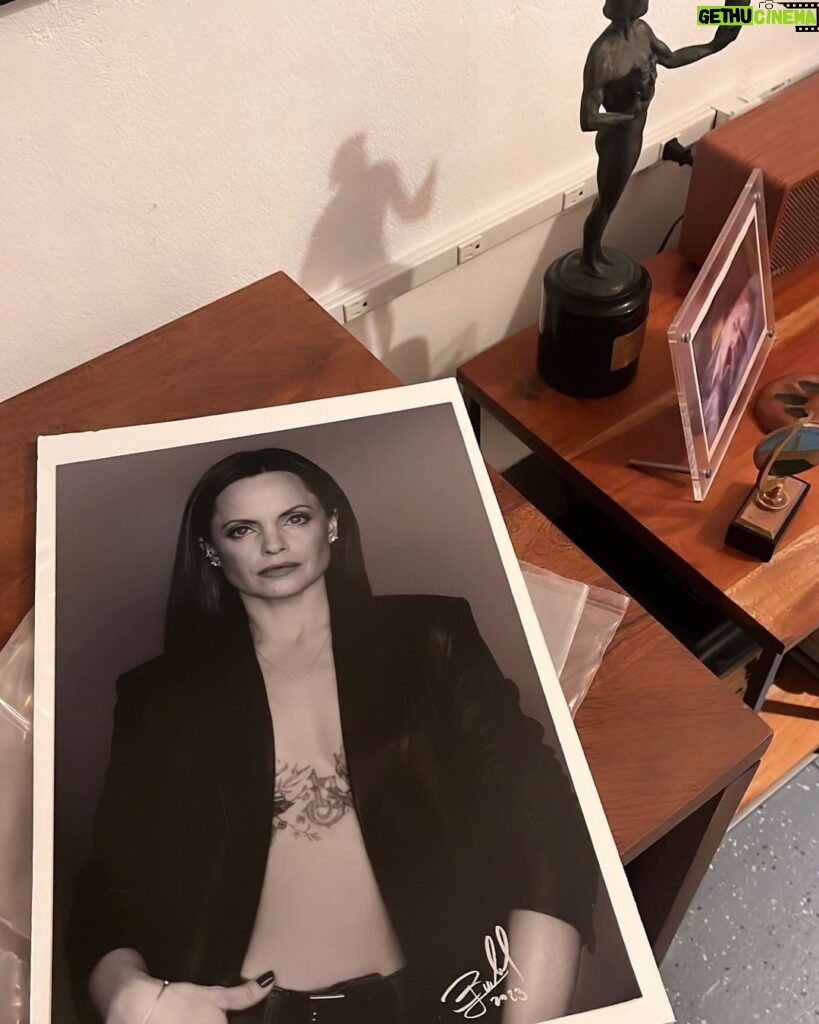 Mena Suvari Instagram - A day of magic I will never forget. And, now, to have a beautiful print that will forever remind me is just such a honor. Thank you @manfredbaumann @nellybaumann & @studiojouett for the most incredible day. You’ll never know what a gift this opportunity was for me and how it helped my healing. ✨ I appreciate you and am grateful for our paths crossing. 🖤✨ Love & light to you always 🖤✨
