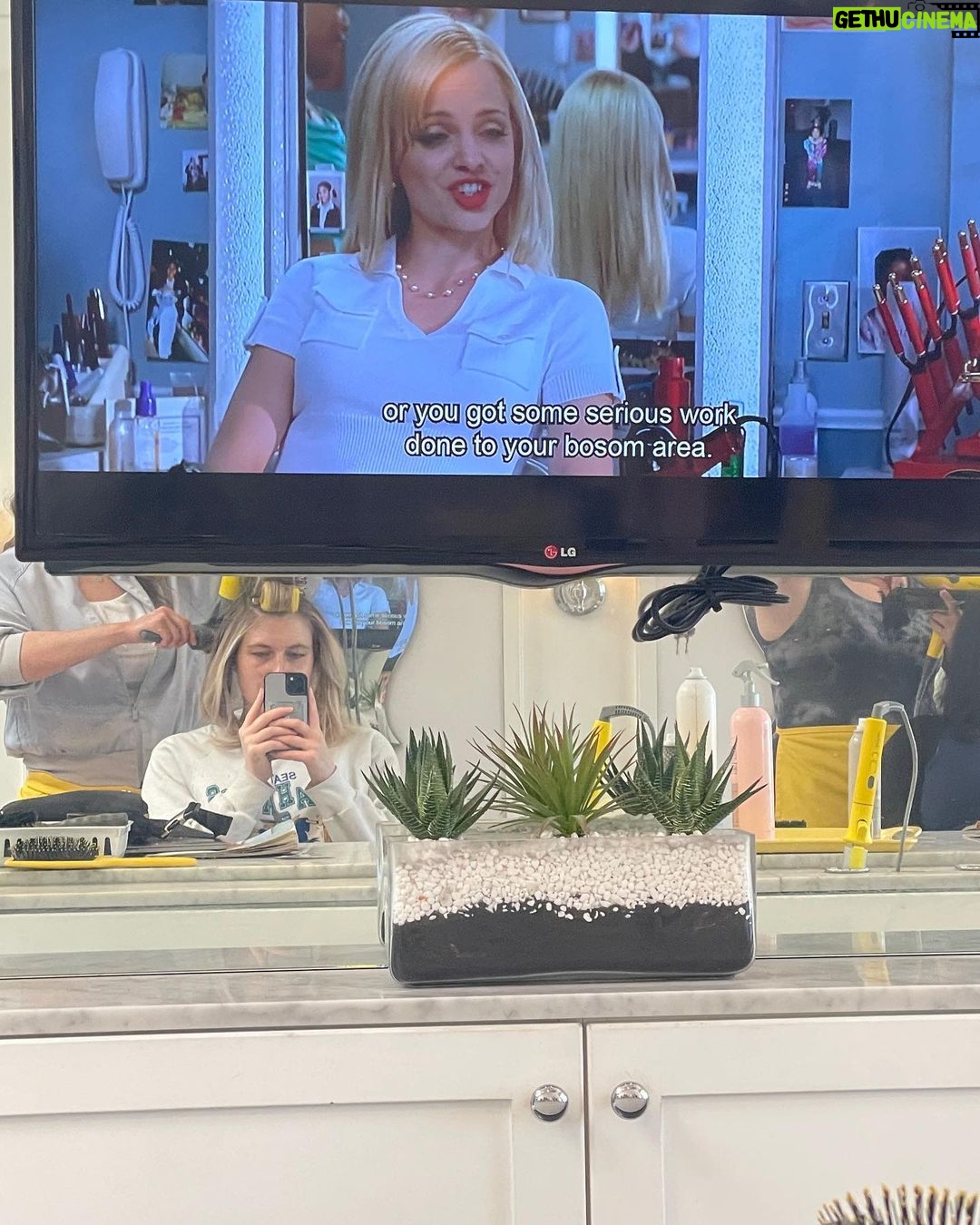 Mena Suvari Instagram - Just two sisters getting their hair done😂 @camerakelly @thegreatestinheritance vs. #BeautyShopMovie #Throwback #FilmFam