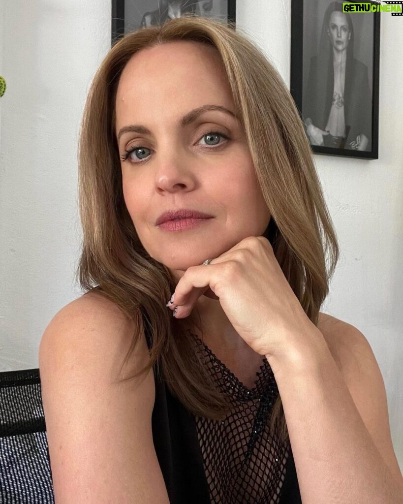 Mena Suvari Instagram - Thank you @nolasinger @robertti @frankiepaynehair for taking the time for this morning to promote #RZRSeries for @officialgalafilm #ComingSoon 👌🏼✨ I love and appreciate you🖤✨ #GlamFam #FilmFam