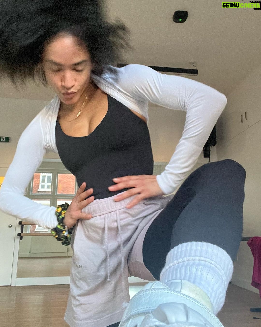 Mette Towley Instagram - da gorlz gotta twirl 🌬️