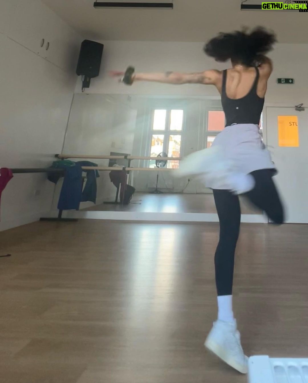 Mette Towley Instagram - da gorlz gotta twirl 🌬️