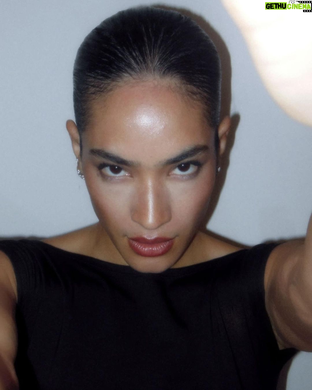Mette Towley Instagram - BEAT LIKE X MAS 96’… and we taking the plastic off the sofa… by @aimeetwistartistry x I met Aimee this year for a cover shoot and we became inseparable. Its always the best being her muse… BIG love for my twin gemini flame. ❤️