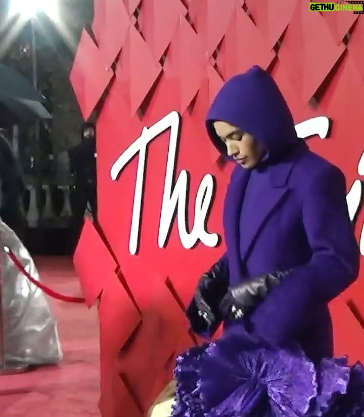 Mette Towley Instagram - PURPLE RAIN! @theofficialpandora #FASHIONAWARDS @britishfashioncouncil the opulence is real! lab grown diamonds by @theofficialpandora and @robertwun couture DARLING!!! purple gloves by @paularowangloves are a superb stun! styled by @sandrarayso makeup @aimeetwistartistry hair @laurainebailey images by @beccascarletw @zacmahrouche