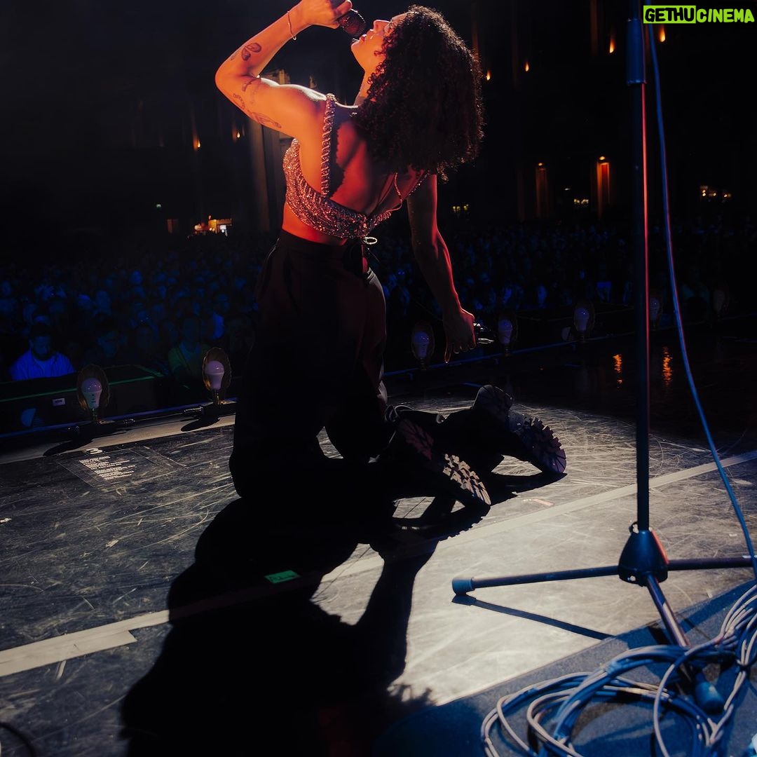 Mette Towley Instagram - PUT A BOW ON IT! Last weekend we wrapped the UK tour… I opened for @jessieware in front of 20,000 beautiful people @yourallypally. I spent the week hustling under spotlights in Manchester and Glasgow. Delivering my music & message to new audiences is my kind of ENERGY. GREATFULL TO MY INCREDIBLE BAND @daynajfisher @joyjmusique_concrete @moslicks for rocking with me. Thank you Jessie for welcoming me with open arms! A MASTERCLASS… WHAT A TIME TO BE ALIVE! 🖤 honored to be adorned by the inspiring #sarahburton @alexandermcqueen. all photography by the @zacmahrouche