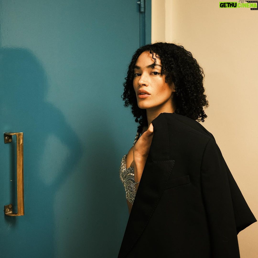 Mette Towley Instagram - PUT A BOW ON IT! Last weekend we wrapped the UK tour… I opened for @jessieware in front of 20,000 beautiful people @yourallypally. I spent the week hustling under spotlights in Manchester and Glasgow. Delivering my music & message to new audiences is my kind of ENERGY. GREATFULL TO MY INCREDIBLE BAND @daynajfisher @joyjmusique_concrete @moslicks for rocking with me. Thank you Jessie for welcoming me with open arms! A MASTERCLASS… WHAT A TIME TO BE ALIVE! 🖤 honored to be adorned by the inspiring #sarahburton @alexandermcqueen. all photography by the @zacmahrouche