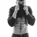Michael Mealor Instagram - Surprise! Guess who’s finally showing his face on Y&R? Check out Kyle’s big return to Genoa City TODAY! #youngandtherestless