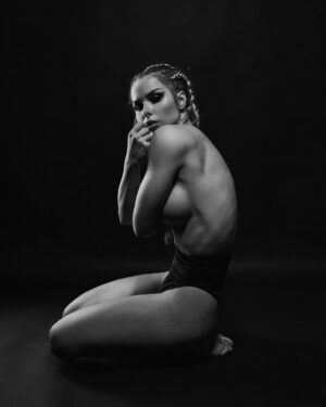 Michaela Marková Instagram - Jedna z nejkrásnějších, ale taky nejprofláklejších fitness póz ~ 

Možná mě okouzlila právě proto, že ve mně vyvolává pocit křehkosti a zranitelnosti… a zároveň síly a odhodlání. Dokonalou kombinaci co se skrývá v každé z nás. Tak vzácnou a tak jedinečnou. 🖤 

📸 @man_and_the_camera 
—————————————————————————————
#fitgirl#fitnessgirl#czechgirl#girlwithmuscle#girlwithmuscles#musclemodel#fitnessaddiction#dnesnosim#posilovna#bikinibodyguide#bikinibabes#flexibledieting#instahealthy#fitnessblog#fitnessquote#fitnesspro#gymgirls#squatbooty#squatlife#sensual#fitnessmodel#fitnessgoals#fitnesswoman#fitnessinspiration#girlswholift