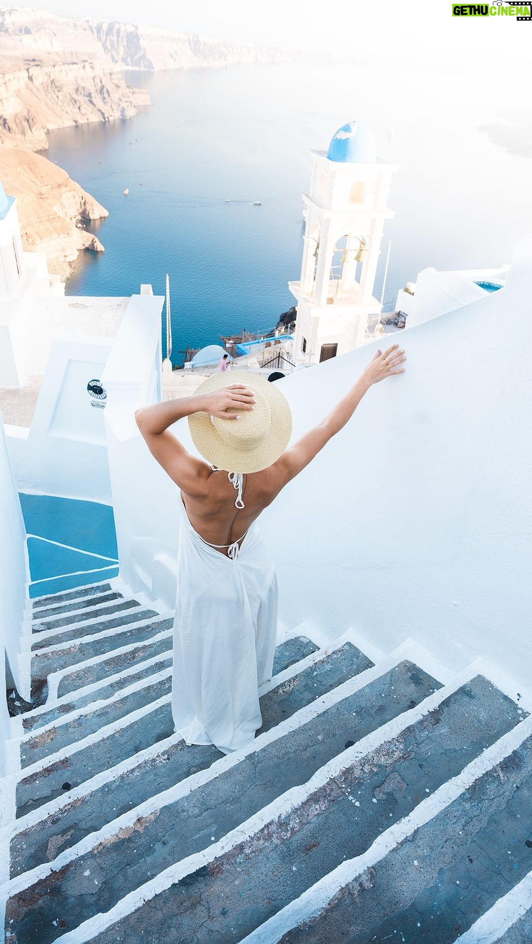 Michaela Marková Instagram - 6 zajímavých faktů o SANTORINI 😱🇬🇷 , které tě možná překvapí: 🔹 Bankomat najdeš opravdu na každém rohu- a to doslova. Kartou se tu platit dá, ale cash is always better… 🔹 Famous photo points - na všech fotkách, které pravděpodobně uvidíš u oblíbených bloggerek a influencerek budou stát na nějaké střeše u modré kopule… pravdou ale je, ze VŠUDE je napsáno velkým “strictly forbidden to step on the roof” nebo “private area, strictly forbidden to take a picture without any official permission”… 🔹 CAT ISLAND- kočičky jsou tady úplně všude. Vyžádaně i nevyžádaně. V centru i na ubytováních… v obchodech… no prostě… všude a hodně 🔹 NO SIGNAL- mít tady signál je velký přepych a docela náhoda. Takže kdo je internetový závislák a “poster”… bude mít zřejmě během pobytu celkem dobrý detox a taky docela zábavu… pokud si jako my půjčí auto a každou chvíli někde navigace ztratí signál 😂 jo a taková perlička - každé auto, co si tu půjčíte má tak 60 koní a je potřeba se neustále hýbat a rozjíždět ve velkých kopcích… takže pokud to není úplně vaše doména, můžete zkusit čtyřkolku, které tady frčí ve velkém 🔹 BASIC VOCABULARY, který tě celkem může zmást 😂 ANO se řekne řecky Naí čteno {NE🙅🏻♀️🙅🏼} NE se řekne řecky Ochí čteno {Okchi 👌} 🔹 NO TOILET PAPER- to nejlepší nakonec (aktuální v celém Řecku)- je tu striktně zakázáno a nikde se tady nesmí vhazovat toaletní papír do záchodu. Takže se hází do koše (ano, dobře čteš)… nejdřív nevíš jak s tou informací úplně naložit…ale když to po tobě chtějí všude a pořád, nakonec si na to i zvykneš…všichni se tváři jakoby nic. Všechno je normální… jen ale přemýšlím- proč jsem tady nikde neviděla třeba bidet 😭😅 Takže berte tuhle informaci kdyžtak v potaz při výběru jídelníčku A co ty a tvoje zkušenosti s cestováním? Taky tě někde něco třeba překvapilo? Zaskočilo? Dej vědět do komentáře :) _______________________________________________ #GREECE#SANTORINI#recko#řecko#santorinigreece#instatravel#czechgirl#czechfitnessgirl#posilovna#dnescvicim#dnescestujem#dnesnosim#dnescestuji#dnesnosim#dnesobliekam#dnesoblekam Santorini, Greece