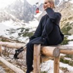 Michaela Marková Instagram - Doma 🏔️🤞 Klid a příroda je skvělým protipólem tempa a intenzity v Praze. Obojí má něco do sebe. Jsem moc ráda, že to můžu zažívat obojí. 🏔️v horách si @skinners_footwear užívám v přírodě 🛣️ ve městě je používám pravidelně na kardio #homeworkout nebo stretching 🏝️na dovolené si je beru třeba do vody nebo na rozpálený písek. 👠 jo a taky když si beru někam hodně vysoké podpatky- to se pak po cestě domů kolikrát taky celkem hodí 😂🙈🤞 A co ty? _______________________________________________ #skinners#footwear#barefoot#czechfitness#fitnessczech#dnesnosim#barefooted#botožky#ponožkopoty#tatry#czechfitness#fitnessczech#cvicim#posilka#posilovna