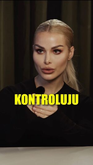 Michaela Marková Instagram - Všude na Tebe vyskakují videa nejrůznějších cviků na břicho…

PRAVDOU ale je, že pokud svaly posílíš cvičením, ještě to neznamená, že je hned uvidíš. Dosažení viditelných břišních svalů/sixpacku nebo “plochého břicha” (pokud je to tvůj cíl) je také o množství tuku, které na něm je- 
Ženy mají navíc tendenci mít přirozeně procento tuku vyšší, než muži. Souvisí to například 
• s reprodukčními funkcemi
• hormonálními rozdíly 
• metabolismem (jelikož muži mají obecně vyšší svalovou hmotu než ženy, což zvyšuje jejich bazální metabolismus- tedy množství kcal, které spálí pro základních funkce těla)
Aj. 

Velký vliv má také genetika a fakt, že každý na trénink a správně nastavenou stravu reaguje trochu jinak. 
Takže je důležitá součást procesu taky disciplína, trpělivost a nezapomenout na to, že velmi nízké procentu tuku také nemusí být zdravé 🤞❤️

#sixpack#brisnisvaly#fitnessczsk#cvicimczsk#posiluju#posilovna#czechfitnessgirl#slovakfitness#praguegirl#ceskaholka#fitnessmotivace
