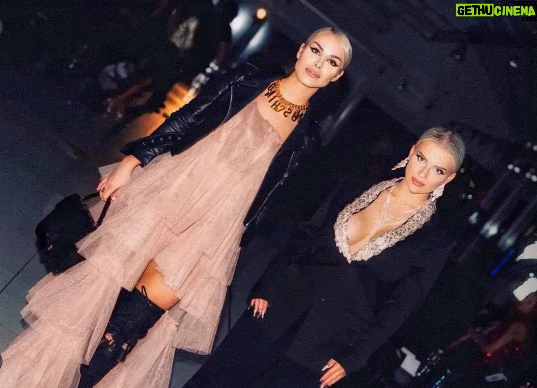 Michaela Marková Instagram - Lidi si často myslí, že mám sestru👭🏼 #sisterfromanothermister ______________________________________________ #czechbarbie#nightout#czechgirls#posilovna#fnesnosim#dnesobliekam#dnesfotim#praha#cvicimczsk#czechgirl#czechslovakgirl#dnesobuvam#fashionshow#blondynka Prague, Czech Republic