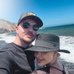 Michaela Marková Instagram - Santorini mě nepřestává překvapovat 🙏🏻🇬🇷 Napadlo mě, že byste ocenili vy nebo někdo kdo se sem třeba chystá pár tipů na místa, krásné vyhlídky nebo restaurace 🧡⛵️🍹🍴 Tak si post kdyžtak můžete uložit. Třeba se ti to bude hodit a já budu moc ráda, že jsem ti mohla třeba “poradit”… Ps. Pokud jste tu někdo z vás už třeba byl a máte své vlastní tipy nebo favority, tak prosím klidně napište do komentu a podělte se s námi. Já i sledující to určitě moc oceníme. Děkujeme moc 💙🇬🇷🌊 tady jsou některé naše topky: Místa na skvělý Brunch Fira: * ☕️🍳🥐Nektar Lounge * ☕️🍳🥐V Lounge Cafe & coctail Bar Místo pro romantickou večeři při západu slunce Fira: * 🍴⛵️Rastoni (nádherný výhled) * 🍴🪴💐Pelican kipos (Zahradní restaurace) * 🍴🇬🇷 Panigyri- (Řecká kuchyně) Ammoundi: * 🌅🦀Sunset Paraskevas - pro milovníky mořských plodů Oia (tam se chystáme zitra- a máme tyhle doporučení) * 🌋🌅🇬🇷🍴Thalami (Greek & Mediterranean food| overlooking the volcano) * 🌅 🇬🇷🍴Petrosia Dnes jsme byli a dnešní post je vlastně z -> Exo Gialos Karteradou: * 🏝️🍹Yalos (beach bar & restaurant) taky se chystáme i na Pyrgos (nejvyšší bod Sanorini) * 🌅🇬🇷🍴Metaxi Mas (prý je odtud krásný výhled a skvělá tradiční kuchyně) Romantická procházka na pláži * 👙🌊🌇 Perissa (black sand beach + i město vypadají moc hezky) - black Sandy beach - Amantes beach #greekislands#greekfood#řecko#recko#santorini#santorinigreece#dovolená#dovolena#dnesnosim#dnesoblekam#dnesnosim#czechgirl#czechfitnessgirl#fitnessczech#cvicimczsk#posilovna#praguegirl#slovakgirl#ceskaholka Yalos Beach Bar