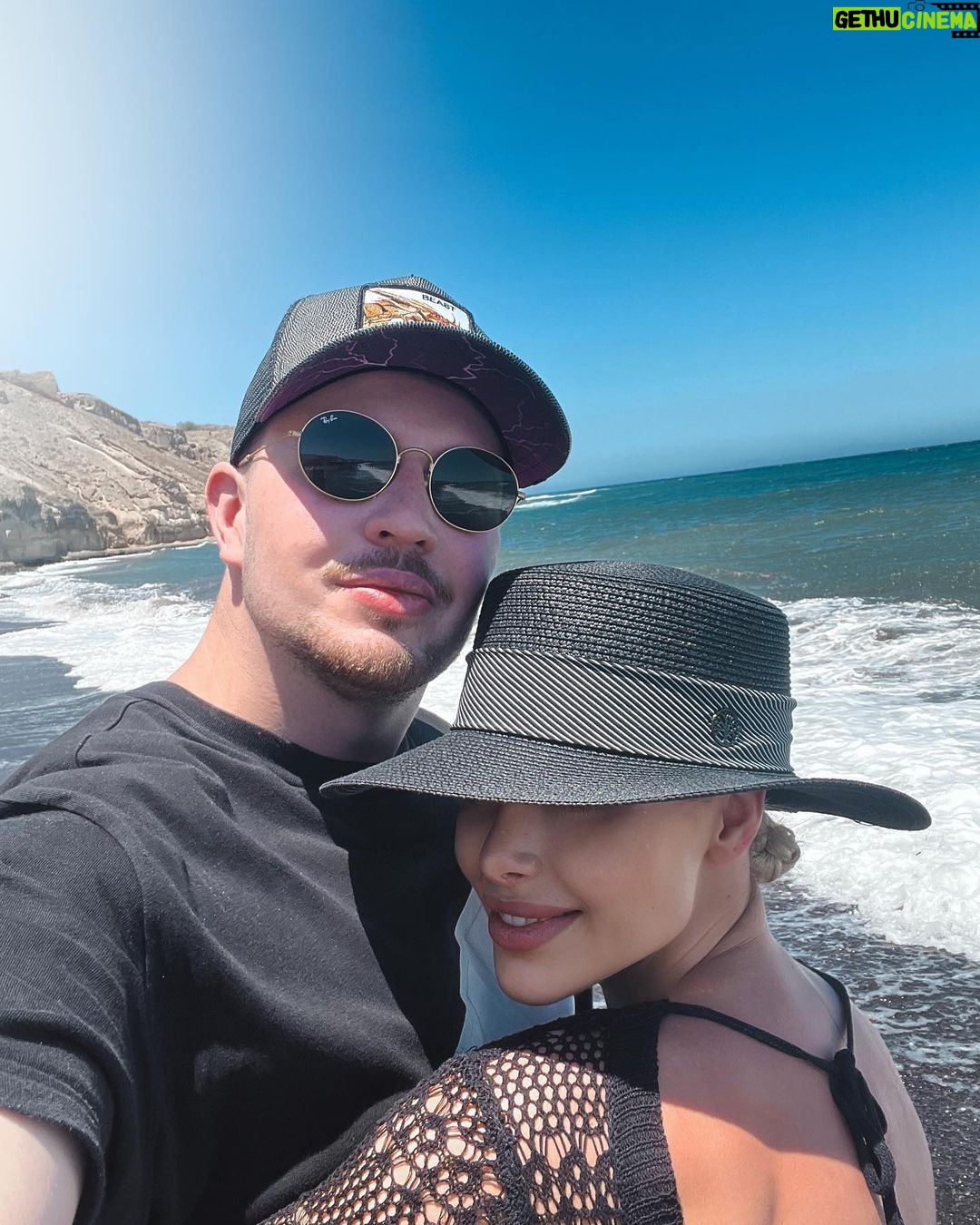 Michaela Marková Instagram - Santorini mě nepřestává překvapovat 🙏🏻🇬🇷 Napadlo mě, že byste ocenili vy nebo někdo kdo se sem třeba chystá pár tipů na místa, krásné vyhlídky nebo restaurace 🧡⛵️🍹🍴 Tak si post kdyžtak můžete uložit. Třeba se ti to bude hodit a já budu moc ráda, že jsem ti mohla třeba “poradit”… Ps. Pokud jste tu někdo z vás už třeba byl a máte své vlastní tipy nebo favority, tak prosím klidně napište do komentu a podělte se s námi. Já i sledující to určitě moc oceníme. Děkujeme moc 💙🇬🇷🌊 tady jsou některé naše topky: Místa na skvělý Brunch Fira: * ☕️🍳🥐Nektar Lounge * ☕️🍳🥐V Lounge Cafe & coctail Bar Místo pro romantickou večeři při západu slunce Fira: * 🍴⛵️Rastoni (nádherný výhled) * 🍴🪴💐Pelican kipos (Zahradní restaurace) * 🍴🇬🇷 Panigyri- (Řecká kuchyně) Ammoundi: * 🌅🦀Sunset Paraskevas - pro milovníky mořských plodů Oia (tam se chystáme zitra- a máme tyhle doporučení) * 🌋🌅🇬🇷🍴Thalami (Greek & Mediterranean food| overlooking the volcano) * 🌅 🇬🇷🍴Petrosia Dnes jsme byli a dnešní post je vlastně z -> Exo Gialos Karteradou: * 🏝️🍹Yalos (beach bar & restaurant) taky se chystáme i na Pyrgos (nejvyšší bod Sanorini) * 🌅🇬🇷🍴Metaxi Mas (prý je odtud krásný výhled a skvělá tradiční kuchyně) Romantická procházka na pláži * 👙🌊🌇 Perissa (black sand beach + i město vypadají moc hezky) - black Sandy beach - Amantes beach #greekislands#greekfood#řecko#recko#santorini#santorinigreece#dovolená#dovolena#dnesnosim#dnesoblekam#dnesnosim#czechgirl#czechfitnessgirl#fitnessczech#cvicimczsk#posilovna#praguegirl#slovakgirl#ceskaholka Yalos Beach Bar