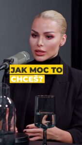 Michaela Marková Instagram - Otázka zní, jak moc to chceš? Opakuj po mě: “Je těžké porazit člověka, který se nevzdává” … ! 💪❤️ Celý podcast najdeš na @hacknibyznys _______________________________________________ #osobnirozvoj#motivace#motivacejinak#inspirace#odhodlanie#dnescitam#dnesctu#dnesmotivujem#cvicimczsk#fitnessczsk#posilovna#czechfitness#dnesjemzdravo#motivacejezaklad#czechgirl#praguegirl#podcast#vzdelavani#vzdelavanie