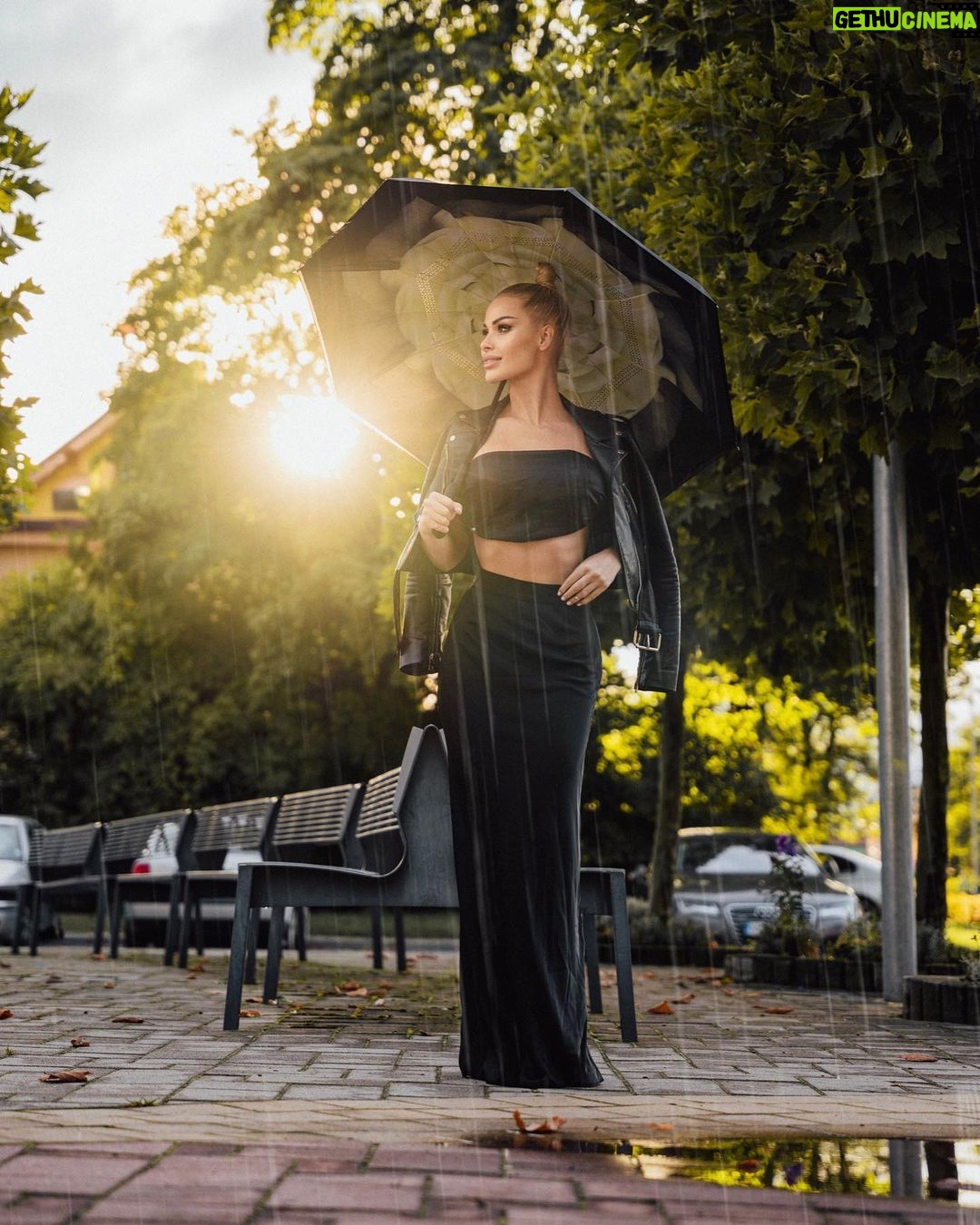 Michaela Marková Instagram - Saténová sukně, hit tohoto roku a #musthave z české dílny @lasatinofficial Co na takovýhle #ootd říkáš ty? Líbí se ti? :) _______________________________________________ #dnesnosim #dnesobliekam #dnesobuvam #dnesfotim #czechgirls #czechwoman #satén #posilovna #fitnessczsk #czechfitnessgirl #posilka #modniinspirace #modnitrendy