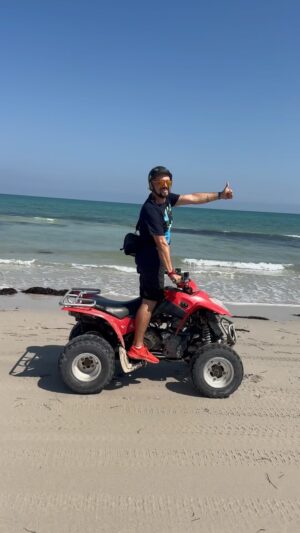 Michal Kavalčík Instagram - Piatoček🤩🔊👏🏻🎁
Best projíždka a dárek od @abdoul_officiel00 👍🏼😉 Díky chlape!!! I love DJERBA😎🤩 #djerba #vylet #niceday #darek #svatek #leto #piatocek #rendy #renerendy #patecek