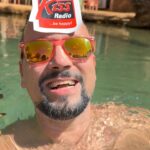 Michal Kavalčík Instagram - Pozdrav ze SAHARY😎☀️ Nádherná laguna uprostřed pouště😉 Já musel🤩 Dycky KISS💋 @kissradiokiss #radiokiss #kiss #samolepka #relax #dopolednikiss #tunis #tunisko #sahara #laguna #nadhera Oasis de Gsar Ghilane