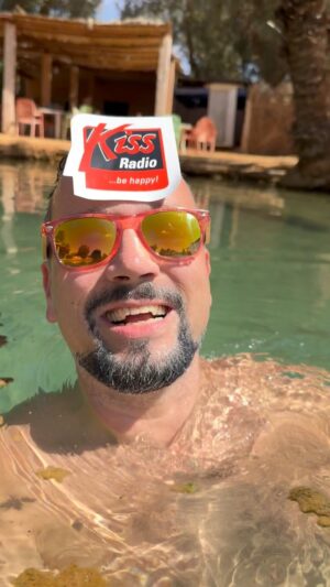 Michal Kavalčík Instagram - Pozdrav ze SAHARY😎☀️
Nádherná laguna uprostřed pouště😉 Já musel🤩 Dycky KISS💋 @kissradiokiss  #radiokiss #kiss #samolepka #relax #dopolednikiss #tunis #tunisko #sahara #laguna #nadhera