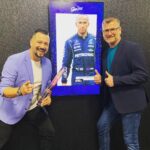 Michal Kavalčík Instagram - Mám jej v autě tak často, že si připadám, jako kdybych jej znal už léta. Proto mi první setkání s ním přišlo jako s někým, kdo je běžnou součástí mého života. @nejkrasnejsikluk Michal Kavalčík přijel za námi do Ostravy na #KoloNaKolo a rozsvítil večer tak, že zářivější to nebude ani během #F1 na Las Vegas Stripu 🤩 Majkl, díky! ❤️ Cinestar Ostrava
